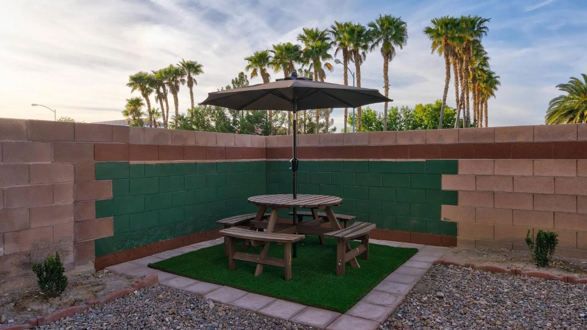 Big Family-King Beds, Desks, Pool Table, Bbq, Yard